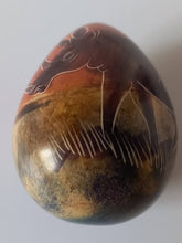 Load image into Gallery viewer, Œuf pierre sculpté et peint Kenya