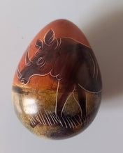 Load image into Gallery viewer, Œuf pierre sculpté et peint Kenya