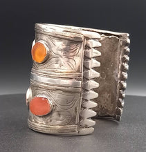 Charger l'image dans la galerie, Ancien et superbe bracelet turkmène