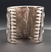 Charger l'image dans la galerie, Ancien et superbe bracelet turkmène