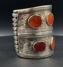 Charger l'image dans la galerie, Ancien et superbe bracelet turkmène