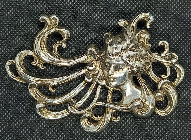 Cartier, bague française bordée de rubis et d'émeraudes avec diamants, 18 carats avec certificat Cartier, bague française bordée de rubis et d'émeraudes avec diamants, 18 carats avec certificat