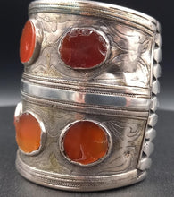 Charger l'image dans la galerie, Ancien et superbe bracelet turkmène