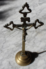 Carregar imagem no visualizador da galeria, lot de Crucifix à poser en cuivre