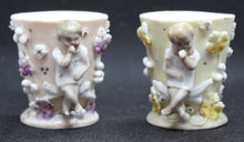 Charger l'image dans la galerie, Deux amusants coquetiers anciens en porcelaine