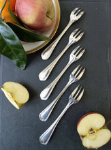 Cargar imagen en el visor de la galería, Fourchette à gâteaux en métal argenté Christofle modèle Spatours