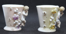 Charger l'image dans la galerie, Deux amusants coquetiers anciens en porcelaine