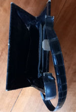 Charger l'image dans la galerie, Ancien sac à main vintage dame en cuir imitation croco noir