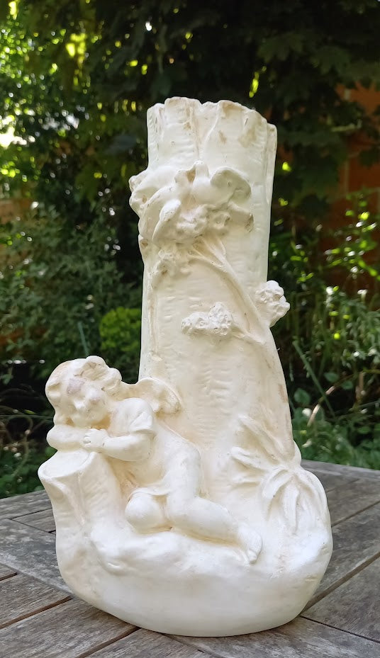 Vase en plâtre à décor d'ange endormie