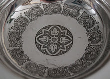 Lade das Bild in den Galerie-Viewer, Coupe de table gravée en métal argenté
