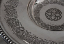 Carregar imagem no visualizador da galeria, Coupe de table gravée en métal argenté
