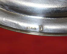 Carregar imagem no visualizador da galeria, Coupe de table gravée en métal argenté
