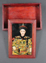 Charger l&#39;image dans la galerie, Chine, boite avec dignitaire chinois
