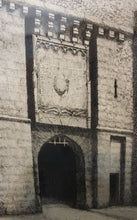Cargar imagen en el visor de la galería, Gravure de la porte de l&#39;Avancée Mont Saint-Michel part Henri Léon VOISIN
