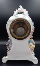 Carregar imagem no visualizador da galeria, Pendule en porcelaine dans le gout XVIIIème
