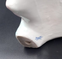 Carregar imagem no visualizador da galeria, Pendule en porcelaine dans le gout XVIIIème
