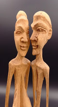 Lade das Bild in den Galerie-Viewer, Sculpture d&#39;un couple en bois
