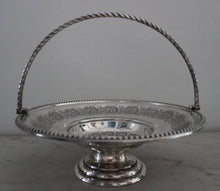 Cargar imagen en el visor de la galería, Coupe de table gravée en métal argenté
