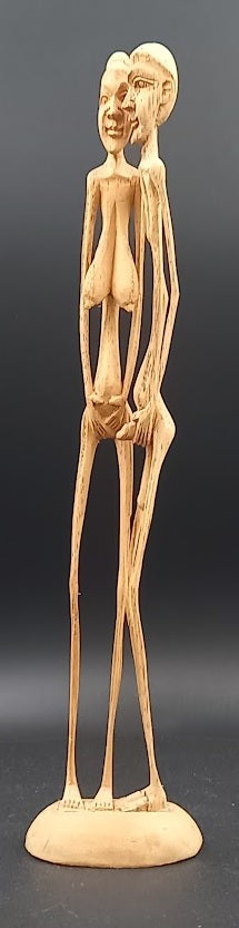 Sculpture d'un couple en bois