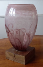 Lade das Bild in den Galerie-Viewer, Vase Art-déco en verre
