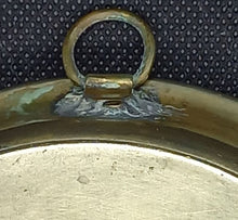 Cargar imagen en el visor de la galería, Ancienne paire de dessous de bouteille en cuivre
