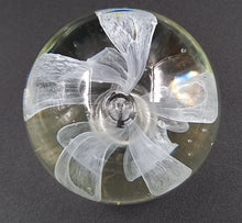Cargar imagen en el visor de la galería, Sulfure en verre à décor de fleur
