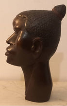 Lade das Bild in den Galerie-Viewer, Buste en bois d&#39;homme africain
