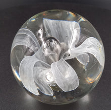 Load image into Gallery viewer, Sulfure en verre à décor de fleur
