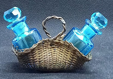 Load image into Gallery viewer, Petit panier en cuivre avec petite fioles en verre bleues
