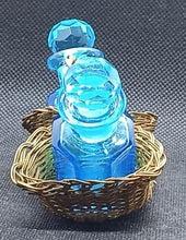 Lade das Bild in den Galerie-Viewer, Petit panier en cuivre avec petite fioles en verre bleues
