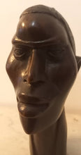 Lade das Bild in den Galerie-Viewer, Buste en bois d&#39;homme africain
