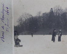 Load image into Gallery viewer, Patinage au bois de Boulogne janvier 1914, photos stéréographies.
