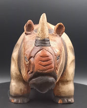 Lade das Bild in den Galerie-Viewer, Statue de rhinocéros en bois
