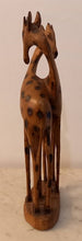 Cargar imagen en el visor de la galería, Sculpture en bois duo de girafes africaines
