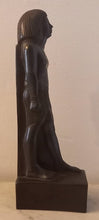Charger l&#39;image dans la galerie, Statuette de &quot;Femme debout avec tenue&quot; Égypte.
