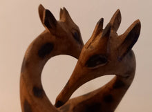 Carregar imagem no visualizador da galeria, Sculpture en bois duo de girafes africaines
