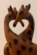 Charger l&#39;image dans la galerie, Sculpture en bois duo de girafes africaines
