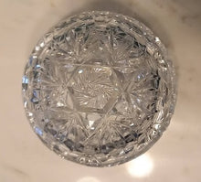 Load image into Gallery viewer, Boîte de commode ou pot dit &quot;de vanité&quot; en cristal
