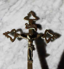 Cargar imagen en el visor de la galería, lot de Crucifix à poser en cuivre
