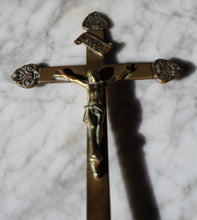 Lade das Bild in den Galerie-Viewer, lot de Crucifix à poser en cuivre
