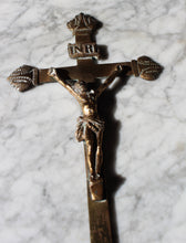 Cargar imagen en el visor de la galería, lot de Crucifix à poser en cuivre
