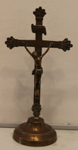 Carregar imagem no visualizador da galeria, Crucifix à poser en cuivre
