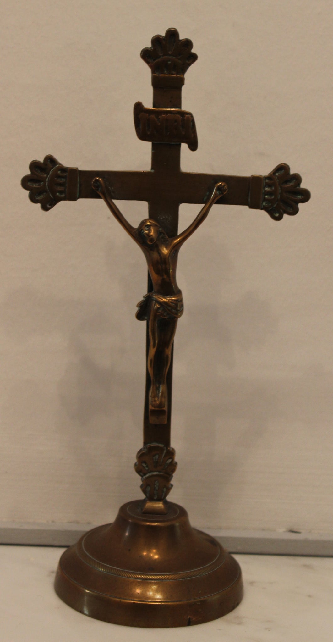 Crucifix à poser en cuivre