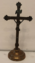 Carregar imagem no visualizador da galeria, Crucifix à poser en cuivre
