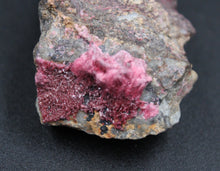 Lade das Bild in den Galerie-Viewer, Erythrite sur sa matrice
