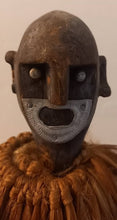 Carregar imagem no visualizador da galeria, Ancienne poupée d&#39;homme d&#39;Afrique
