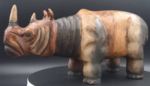 Lade das Bild in den Galerie-Viewer, Statue de rhinocéros en bois
