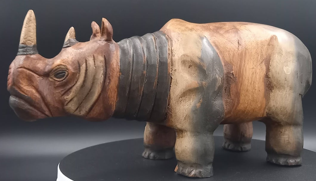 Statue de rhinocéros en bois