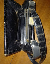 Charger l&#39;image dans la galerie, Ancien sac à main vintage dame en cuir imitation croco noir
