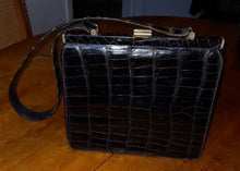 Cargar imagen en el visor de la galería, Ancien sac à main vintage dame en cuir imitation croco noir
